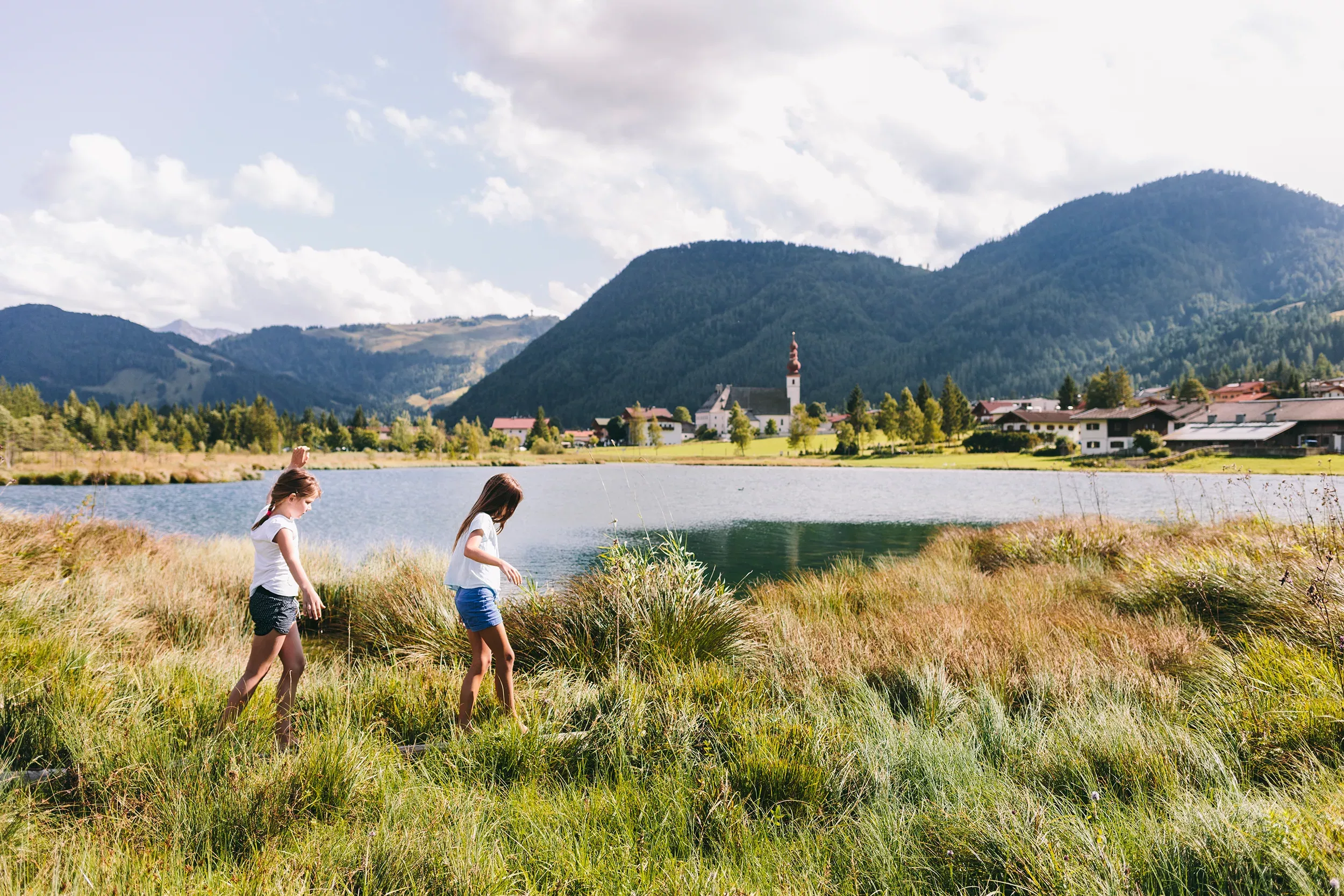 Kinder spielen im Urlaub am Pillersee in Tirol