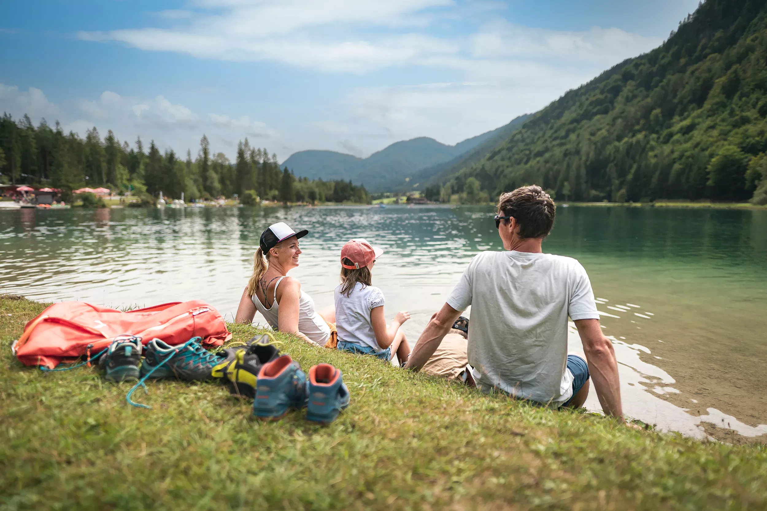 Familie im Sommerurlaub in Tirol